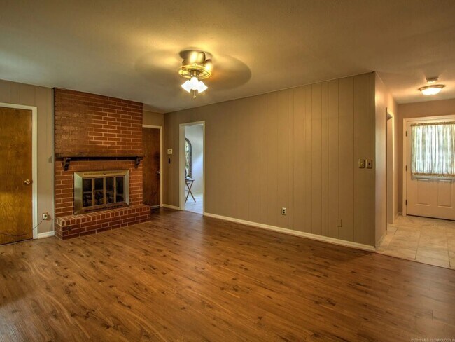 Photo - 3 bed 2 Bath, 2 car garage!