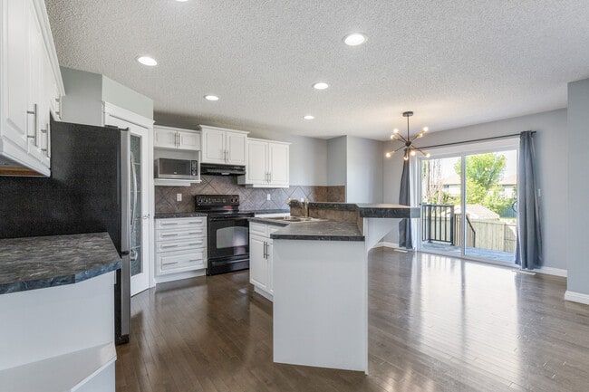 Photo - 1020-118A 118a St SW