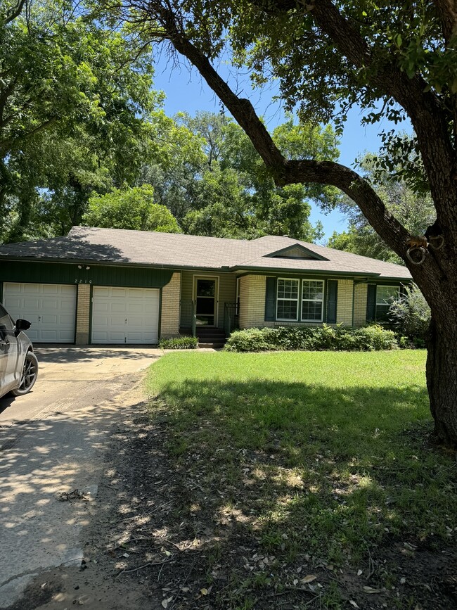 Photo - 2210 Robinwood Ln House