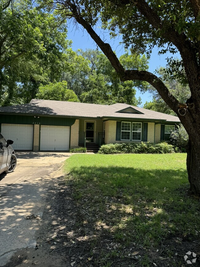 Building Photo - 2210 Robinwood Ln Rental
