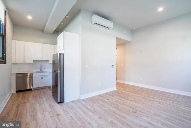 Building Photo - 1300 S 19th St Unit 13