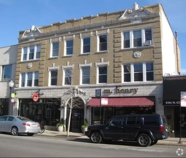 Building Photo - 5705 N Clark St Rental