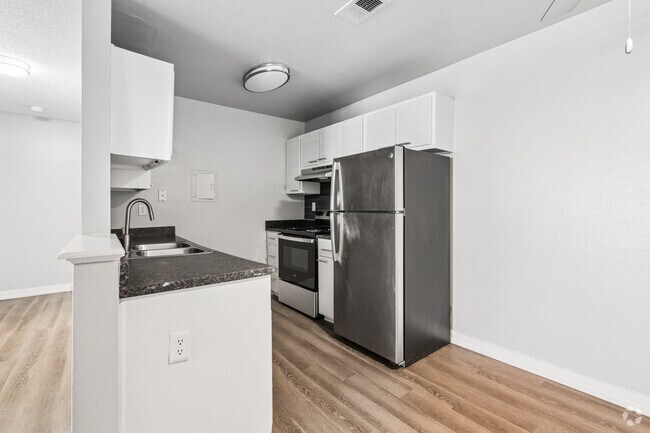 2BR, 2BA - 924SF - Kitchen