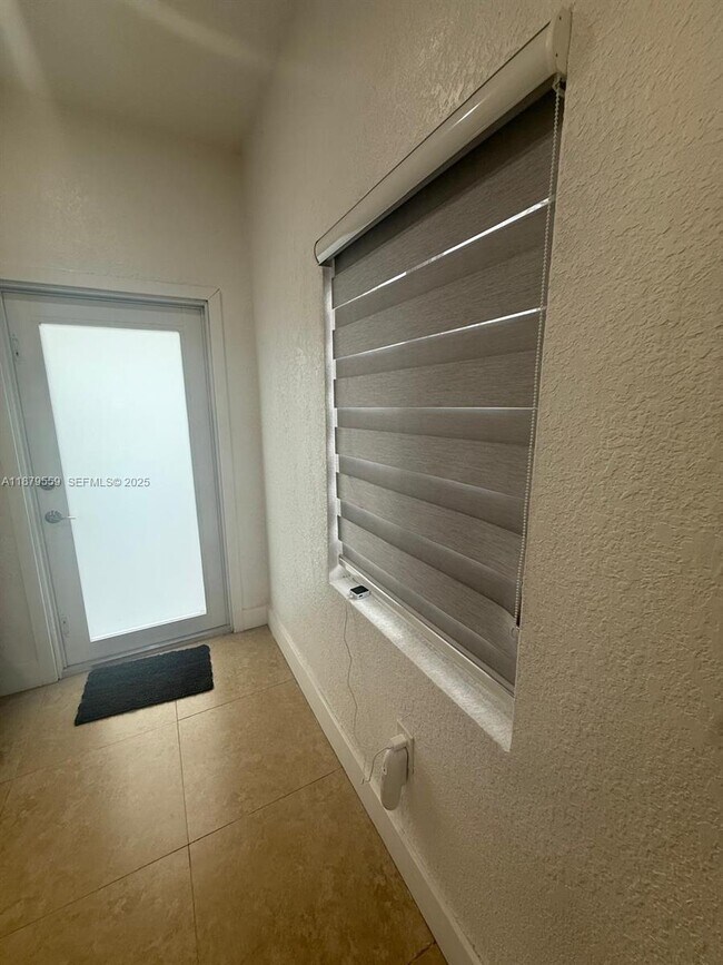 Photo - 571 E 45th St