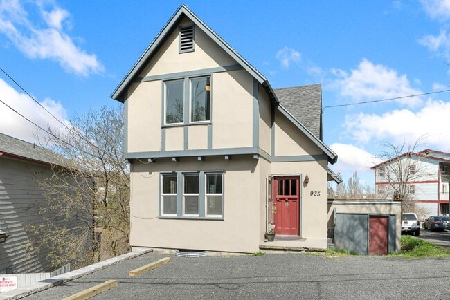 Building Photo - 935 NE Maple St