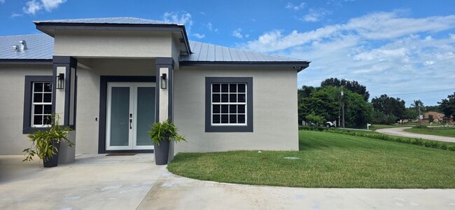 Photo - 196 SW Paar Dr