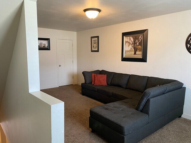 Photo - 747 E 150 N