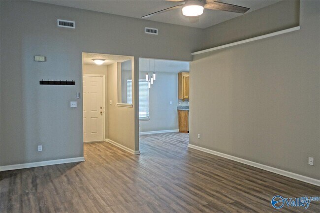 Photo - 212 Turnbrook Dr SW
