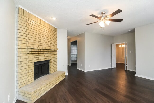 Photo - 1528 Warwick Dr