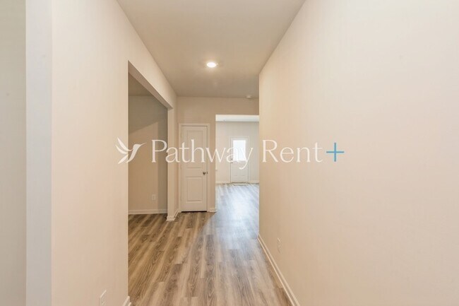 Photo - 606 Mackenzie Cv