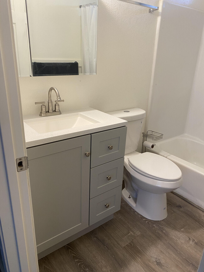 Building Photo - 1933 Shadowbrook Dr Unit 1933 C