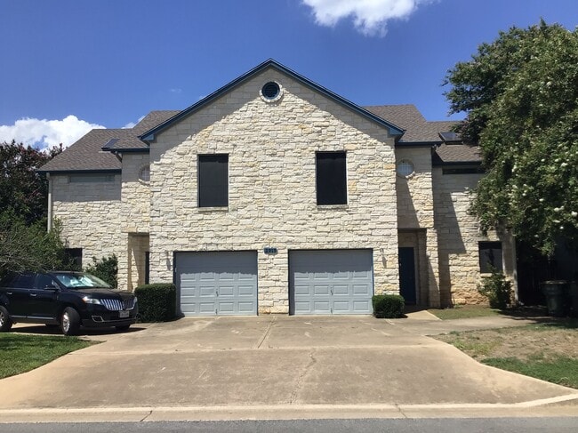 FRONT VIEW - 2913 Whisper Oaks Ln Rental