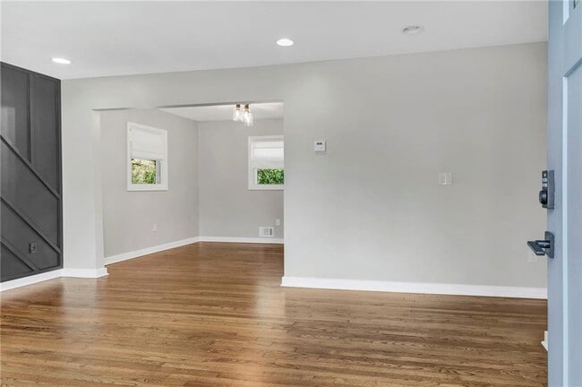 Photo - 2692 Rockcliff Rd SE