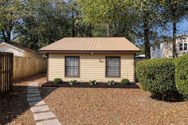 Building Photo - 909 Mapoles St