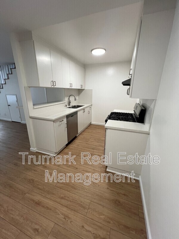 Building Photo - 2713 Montrose Ave Unit 4