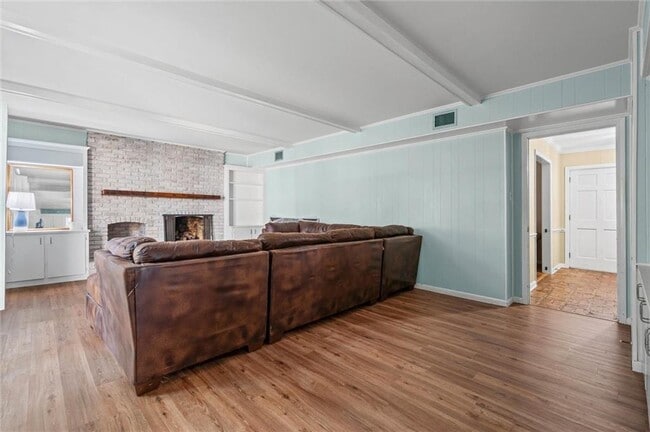 Photo - 745 Westmoreland Dr E