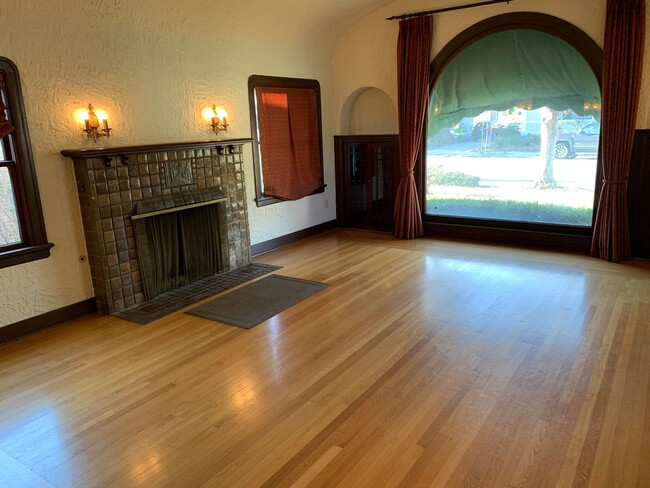 Photo - 3 Bedroom, hardwood floors, garage, A/C, Solar