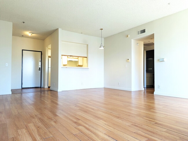 Photo - 553 S St Andrews Pl