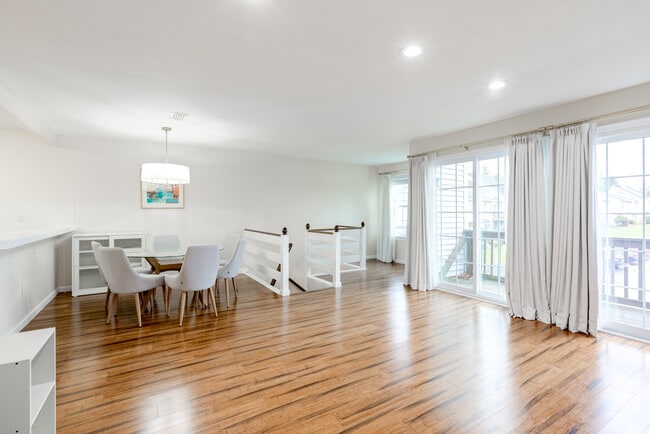 Building Photo - 421 Wendover Dr Unit 421