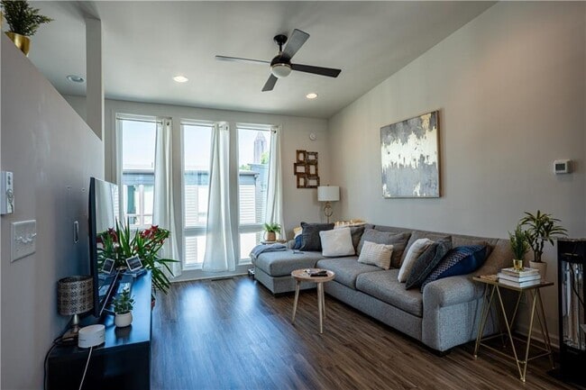 Photo - 452 Latta St NE
