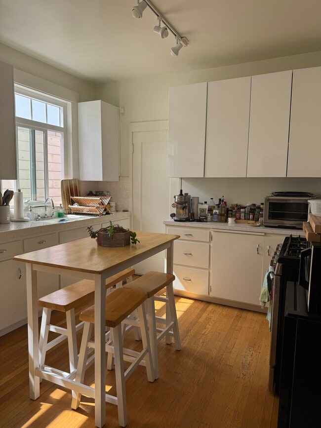 Great cabinet and counter space. Dishwasher. Room for a table. - 1267 Chestnut St Unit 2
