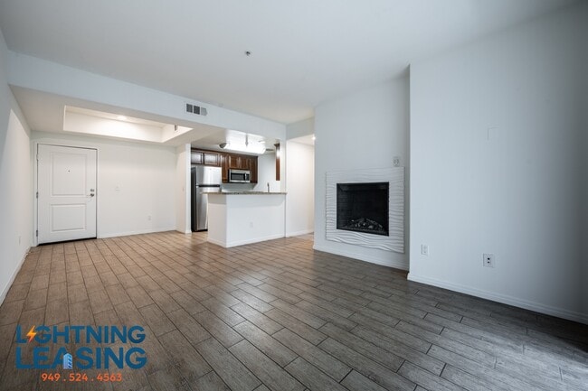 Building Photo - 11925 Kling St Unit 104D Rental