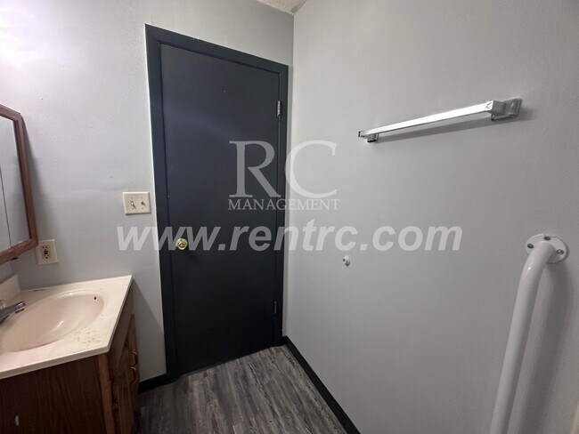 Photo - 1005-8 Oak-