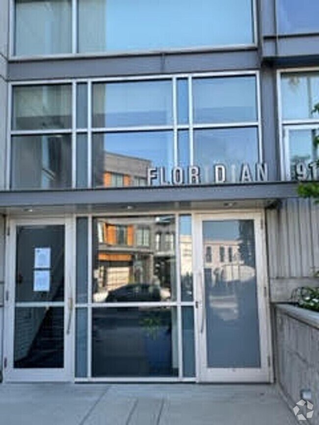 Building Photo - Great location, two beds, two baths, Metro! Unit 203 Rental