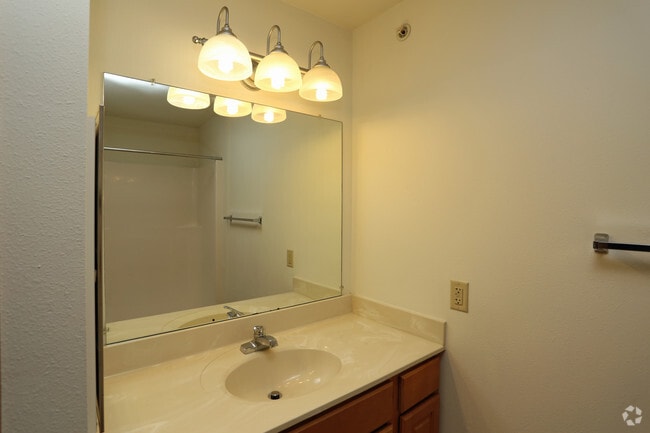 Baño - McAuley Apartments- Affordable Housing