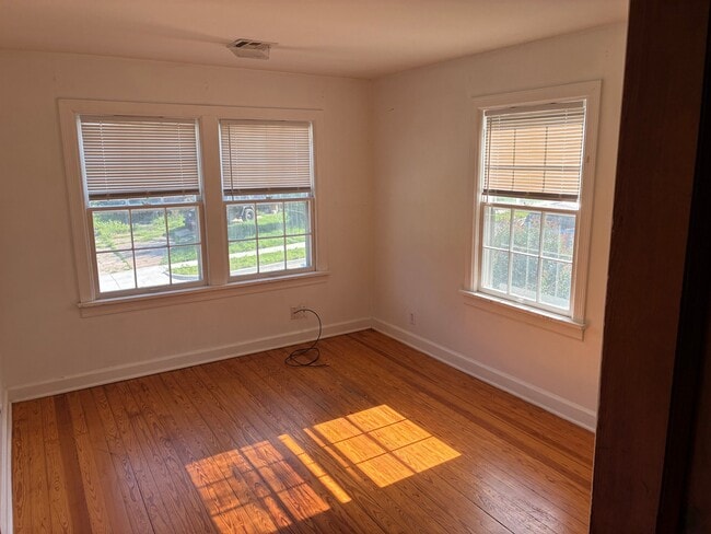 Photo - 215 W Jasper St