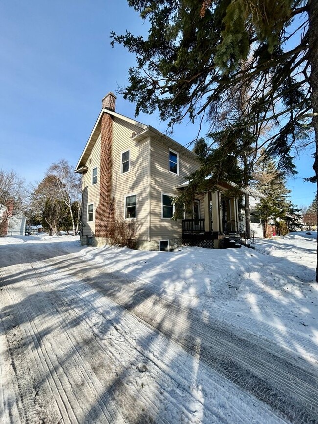 Photo - Available June 2025 - 5 Bed, 1 Bath home near campus!