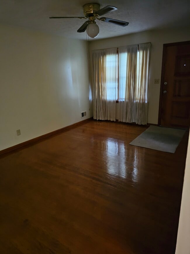 Living - 714 Longfield Ave