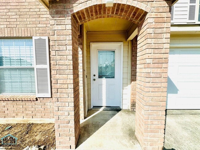 Photo - Looking for space, comfort, and convenienc...