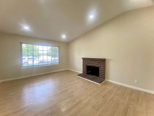 Photo - Bright Updated 4 Bedroom Home with Spacious Yard for Rent - Union City!