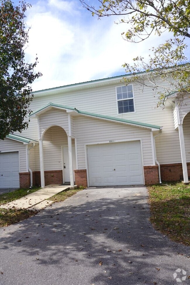 Building Photo - Two Bedroom Townhome in FWB