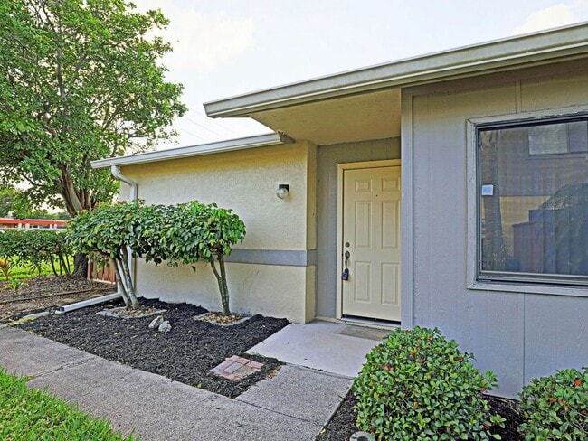 Building Photo - 5264 Cedarbend Dr Unit 5264-3 Cedarbend Drive