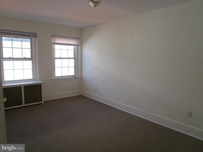 Photo - 385 E King St