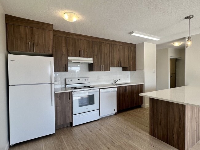 Building Photo - 2702 Lake Forest Dr Rental