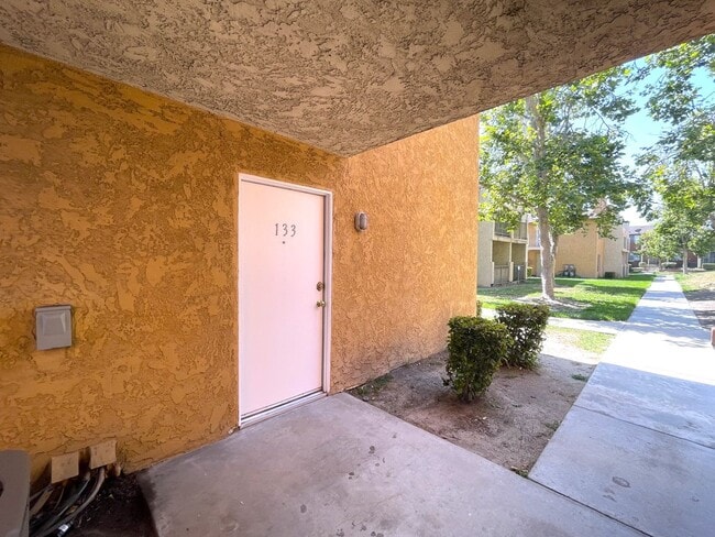 Building Photo - Newly Updated 2 bed, 2 bath located in San Bernardino!