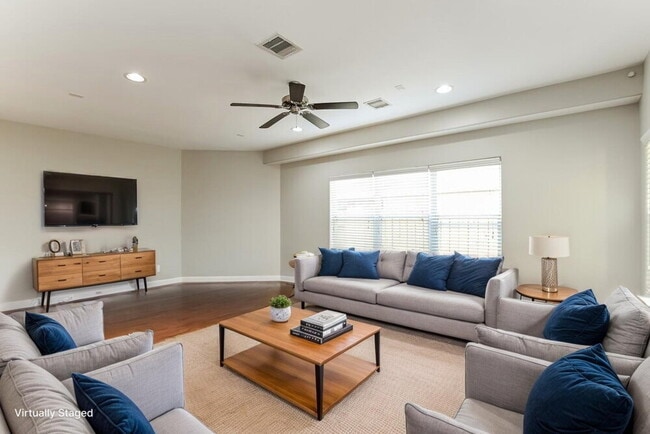 Photo - 2403 Lacyberry St