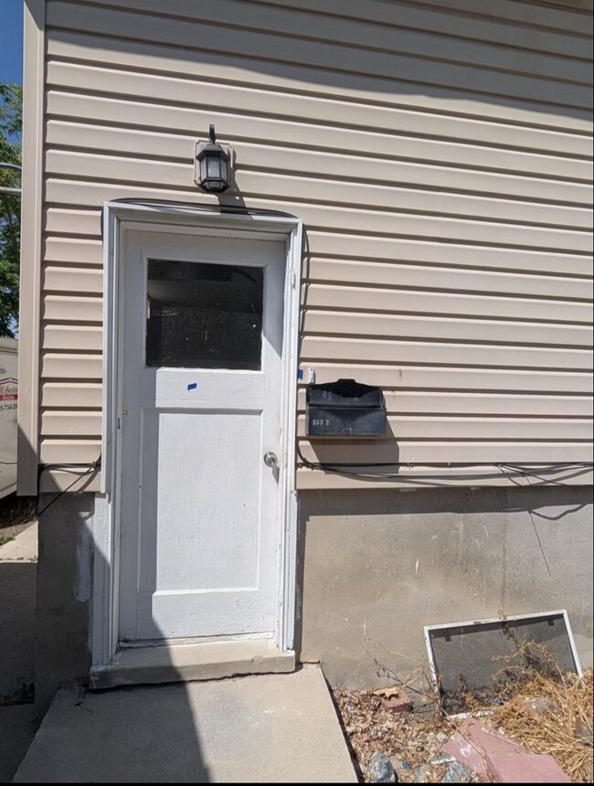 Building Photo - 353 N 100 E Unit Downstairs