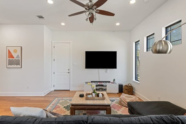 Photo - 1803 E 18th St Unidad ID1254576P
