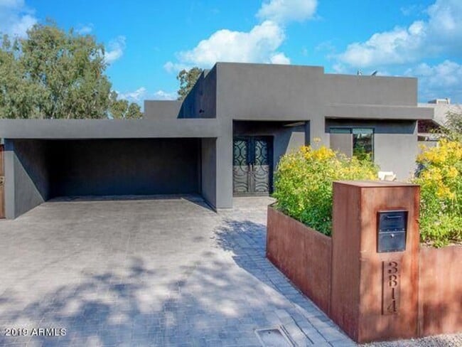 Building Photo - Beautiful 3bdrm 3 bath home with guest casita in desirable Whitton district