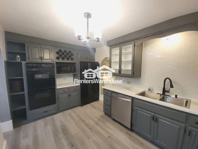 Photo - 1426 Douglas St