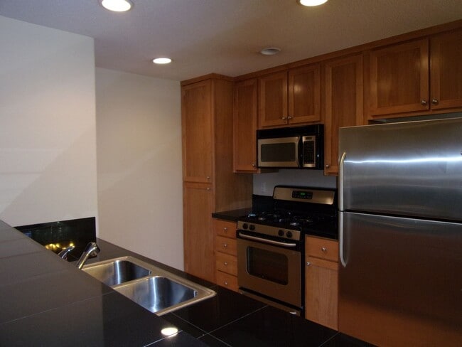 Building Photo - Grand Oaks Condo