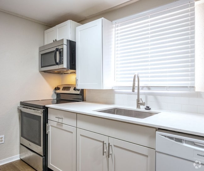 Building Photo - 421 W 9th St Unit B Rental