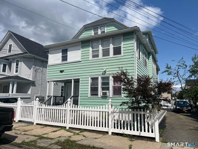 Building Photo - 744 Park St