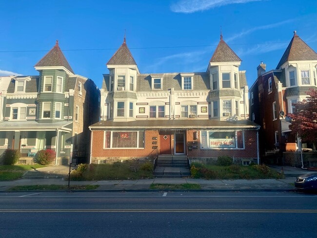Building Photo - 2 Bedroom - 1 full bath 850 sq. ft.  Apart... Rental