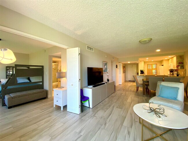 Photo - 3800 Oaks Clubhouse Dr Unit 311