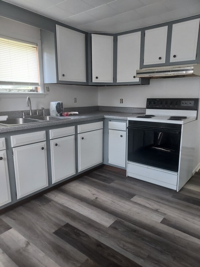 Building Photo - 523 N Locust St